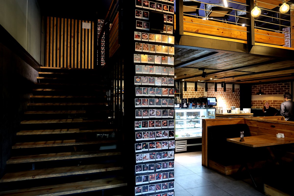 B&B Café в IMPACT.T HUB — атмосферное пространство с polaroid-стеной