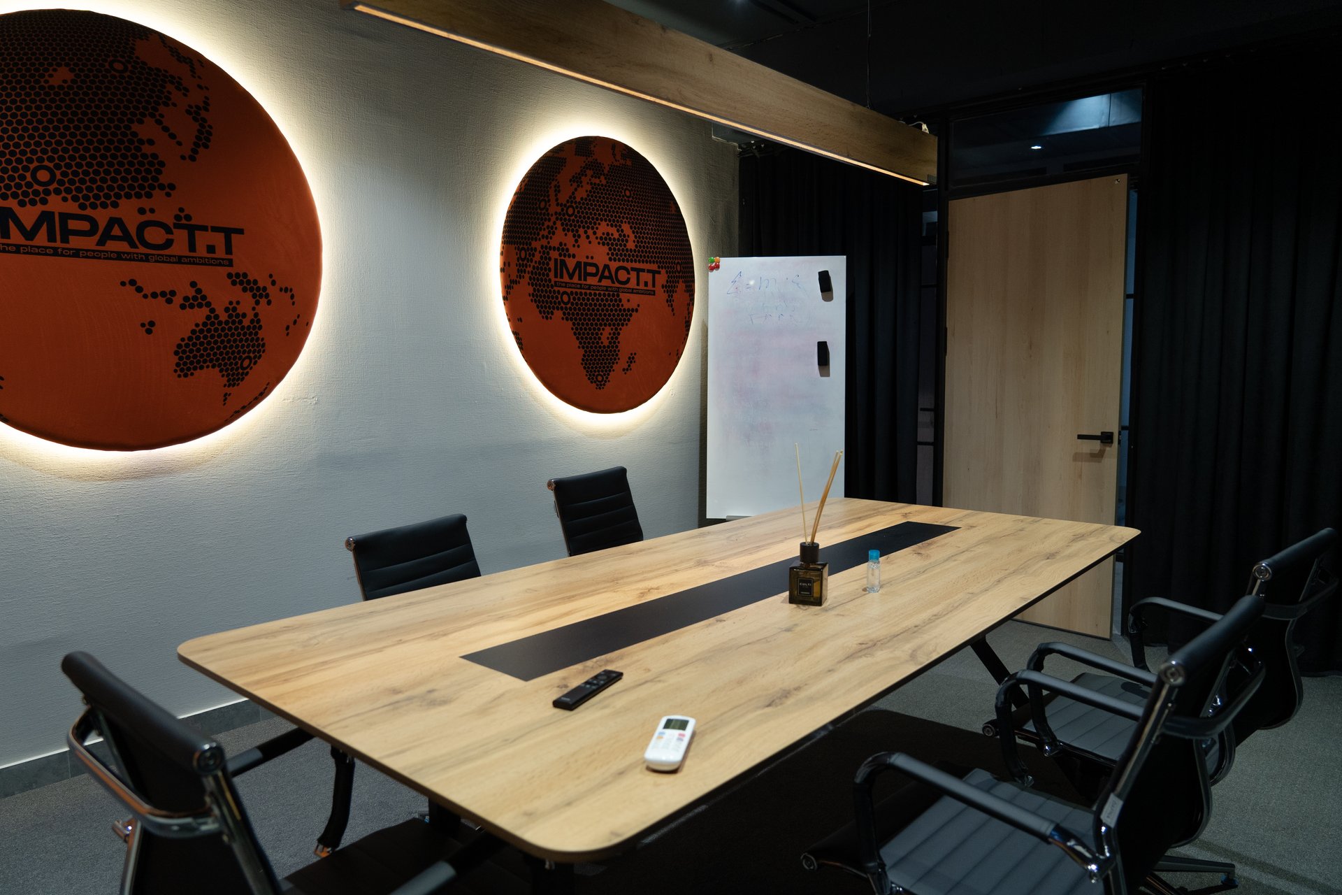 IMPACT.T HUB — переговорная с брендированными глобусами